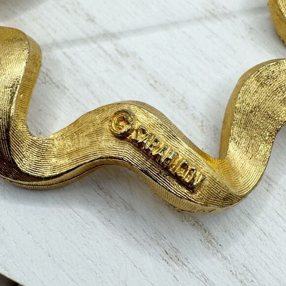 SARAH COVENTRY Large Gold Tone Wreath Ribbon & Rhinestone Pin Brooch Vintage - Picture 5 of 8